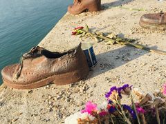 -多瑙河畔鞋履雕塑