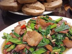 红糖馒头配秘制回锅肉-凯华海鲜火锅·传承三十六年