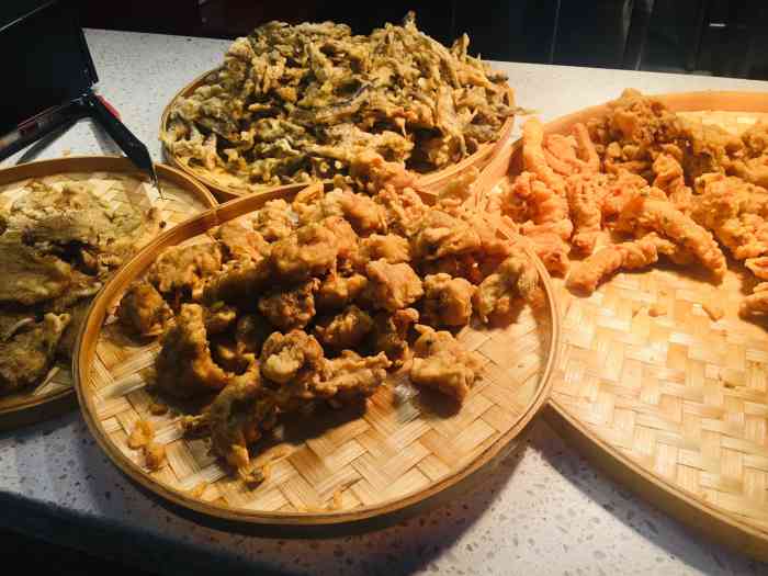刘志学酥肉(沙坪坝店)-"位于沙坪坝好吃街左手边通道直走进去店面.
