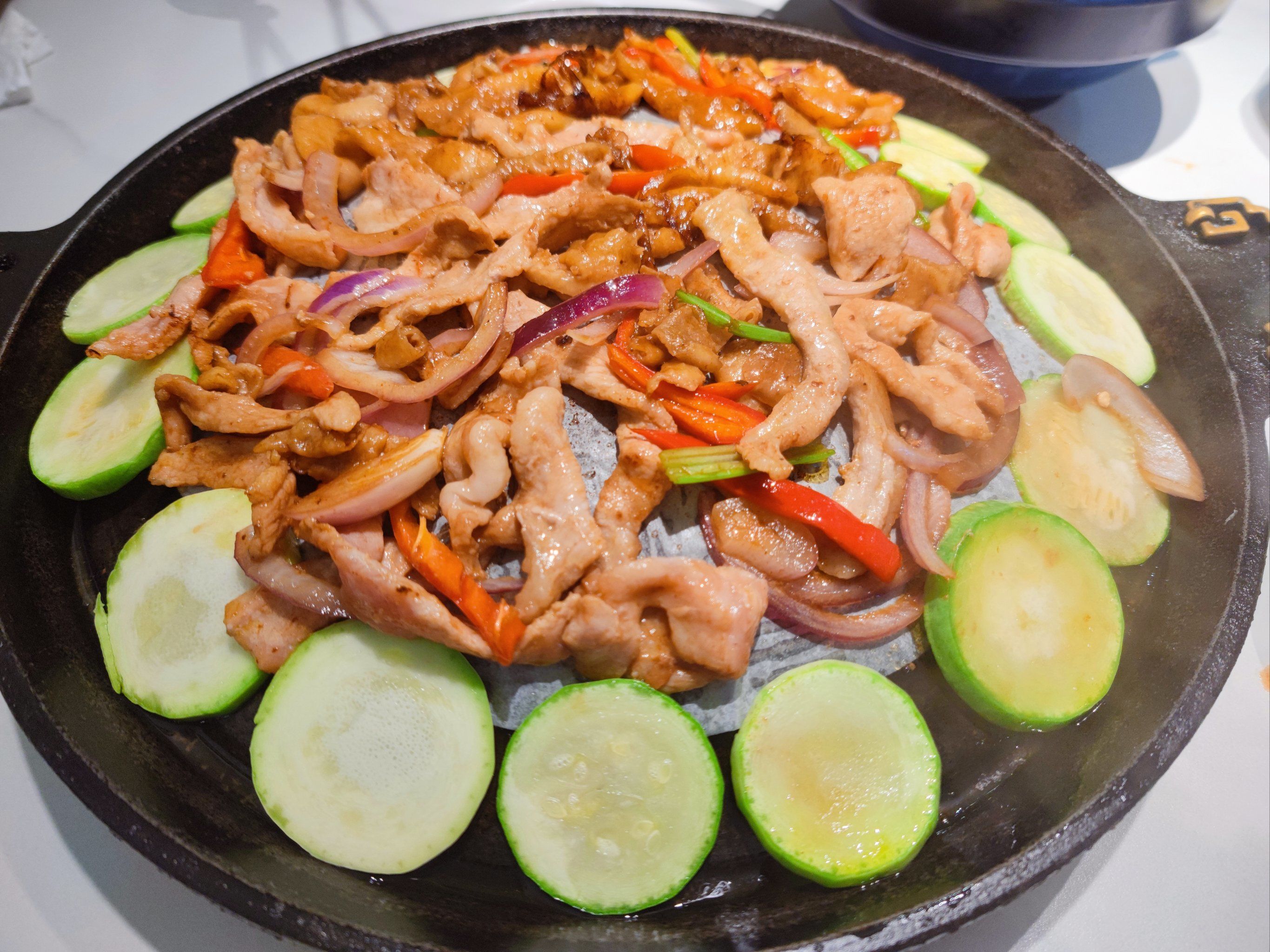 烙锅是贵州一种特色吃法,想不到在深圳吃到了,先把食材炒至七成熟,再