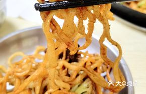 Braised Pork Rib Noodles in Iron Pot