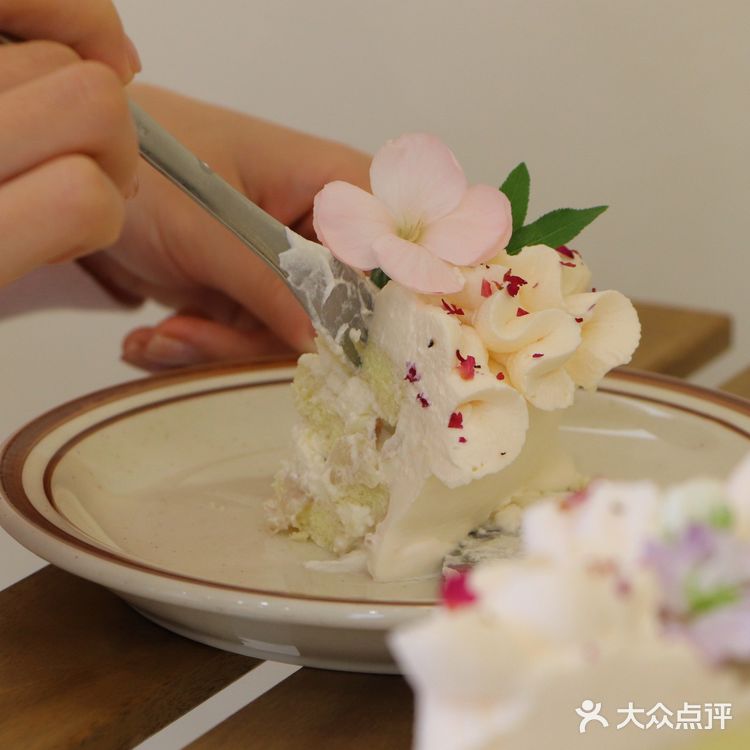 520赏味限定｜玫瑰荔枝奶油蛋糕🍧