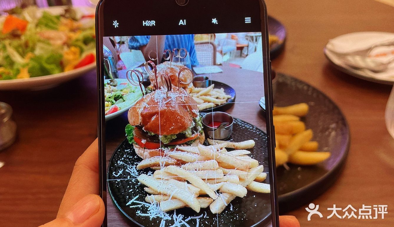 成都探店|这家西餐厅，一步一景，落日斜阳的环境也太美了吧[爱心]