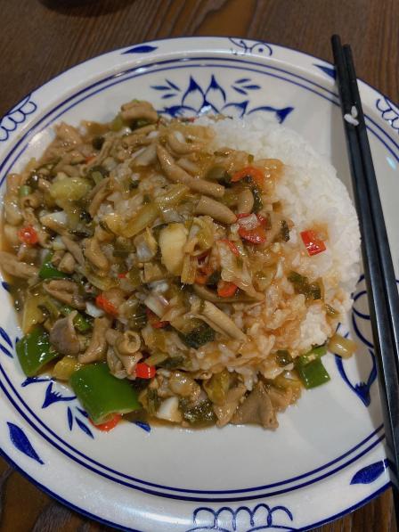 酸辣鸡杂盖浇饭,是用野生椒做的,味道很赞,不会吃辣慎点