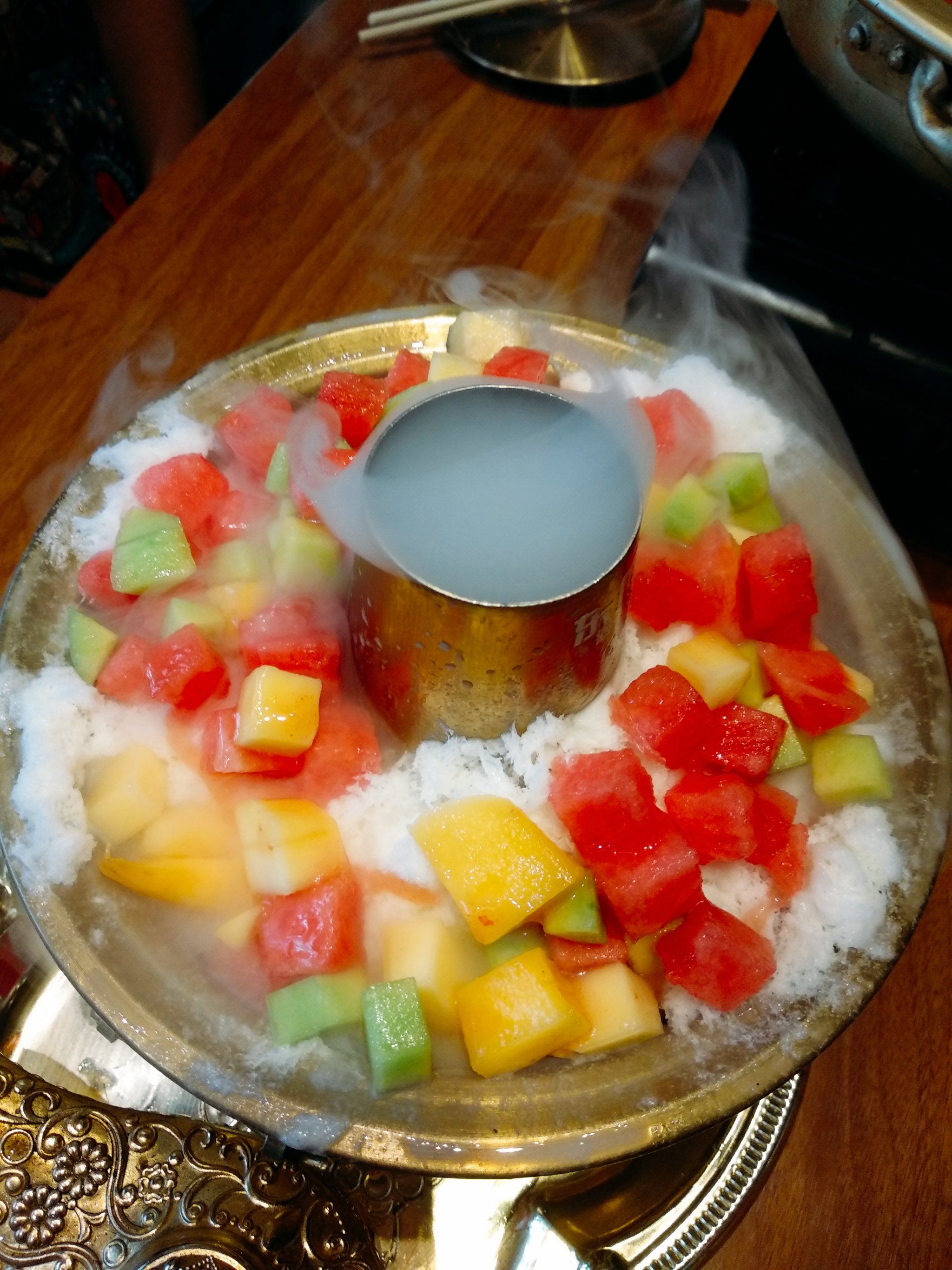 n
好友相聚,「榴芒冰锅」仙气飘飘吃起来,「牛肉部队火锅」热气腾