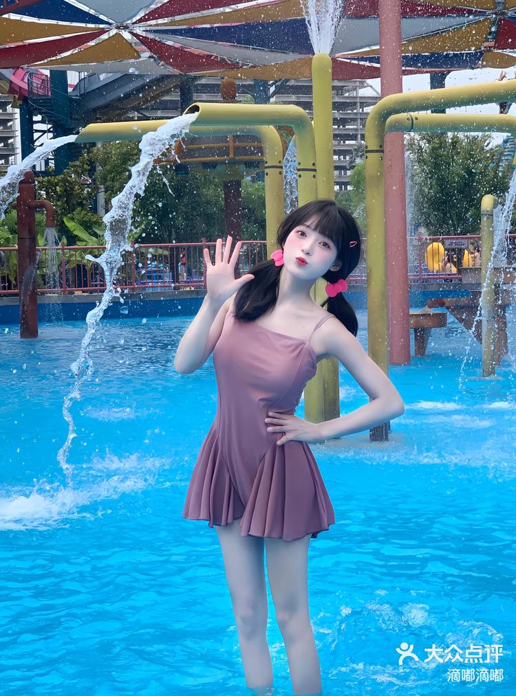 甜妹的水上乐园行迷人泳衣秀