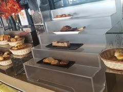 面包甜点陈列柜-荣誉国际酒店-云顶旋转餐厅