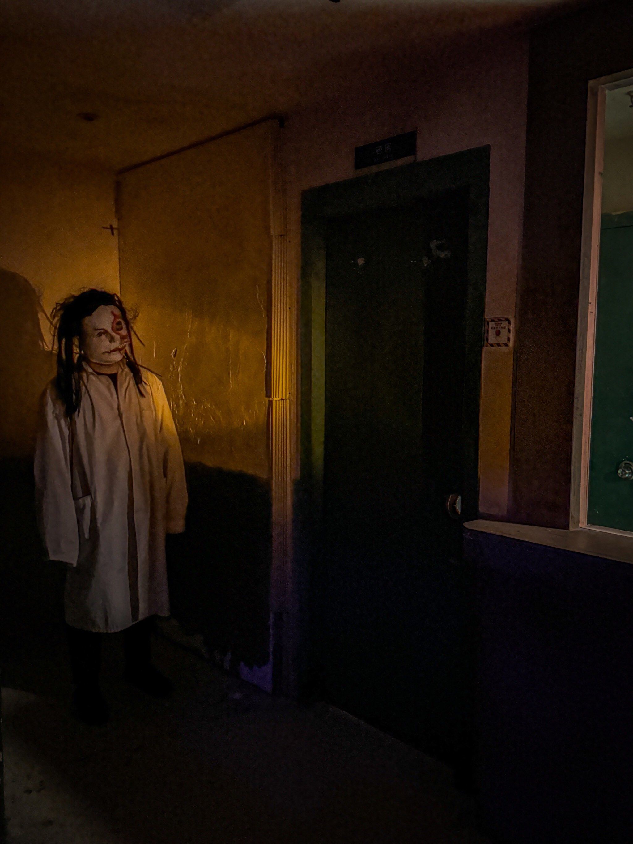 n真实的场景还原,神秘的导诊台,诡异的取室,布满迹的手术台,失控的