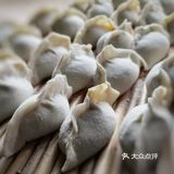 从和面、揉面团开始,然后醒面的同时,剁馅儿、拌馅儿