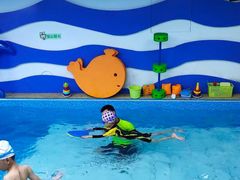 -蓝鲸国际少儿游泳训练中心(爱建店)