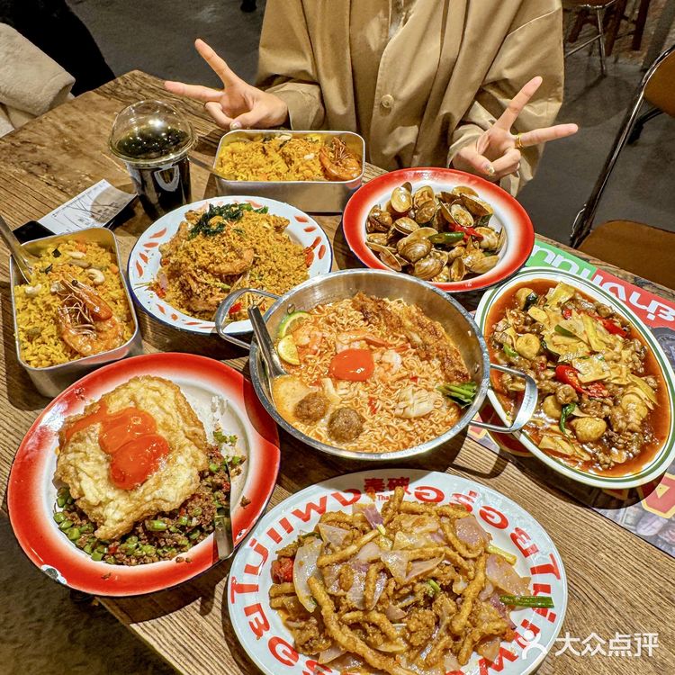 带朋友来步行街吃了一次，死活不想走··
