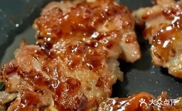 是由鸡腿和料汁做出来的！