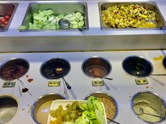 自助调料区-洪氏嗨捞·广东猪肚鸡·椰子鸡火锅(西咸万象城店)