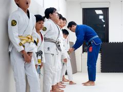 -菠萝格斗巴西柔术训练馆