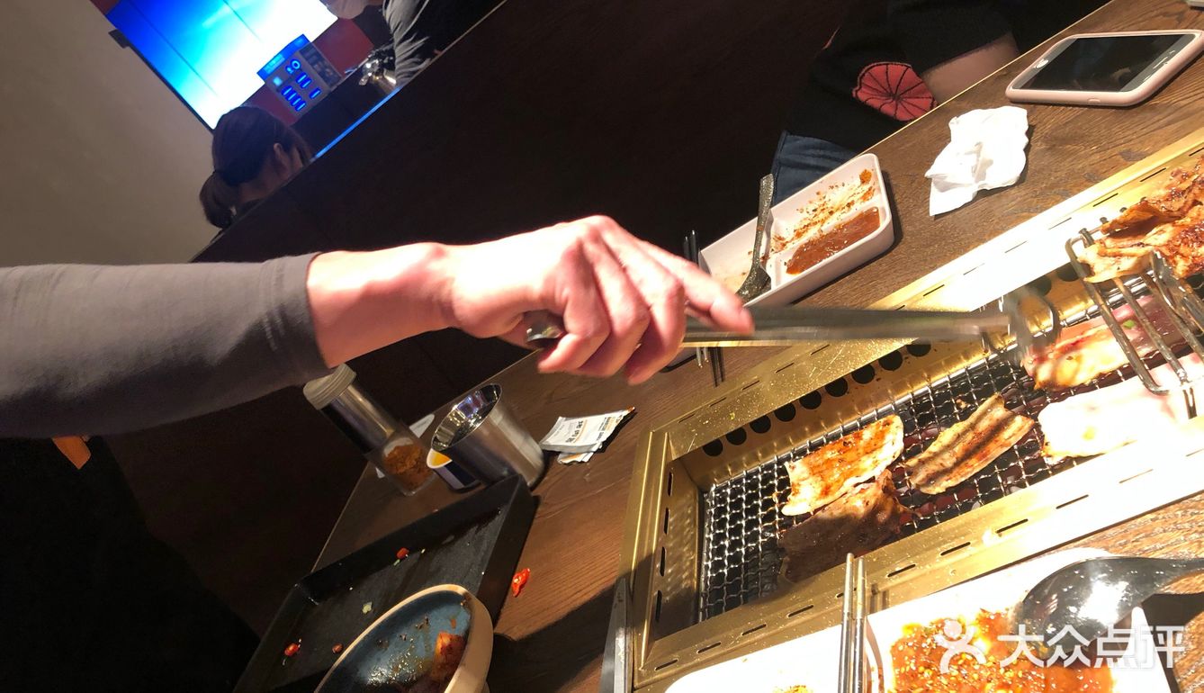 到就坐后服务女生及时的服务，无论是加料，换盘