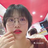 在中学旁边，餐厅和小吃店都很多