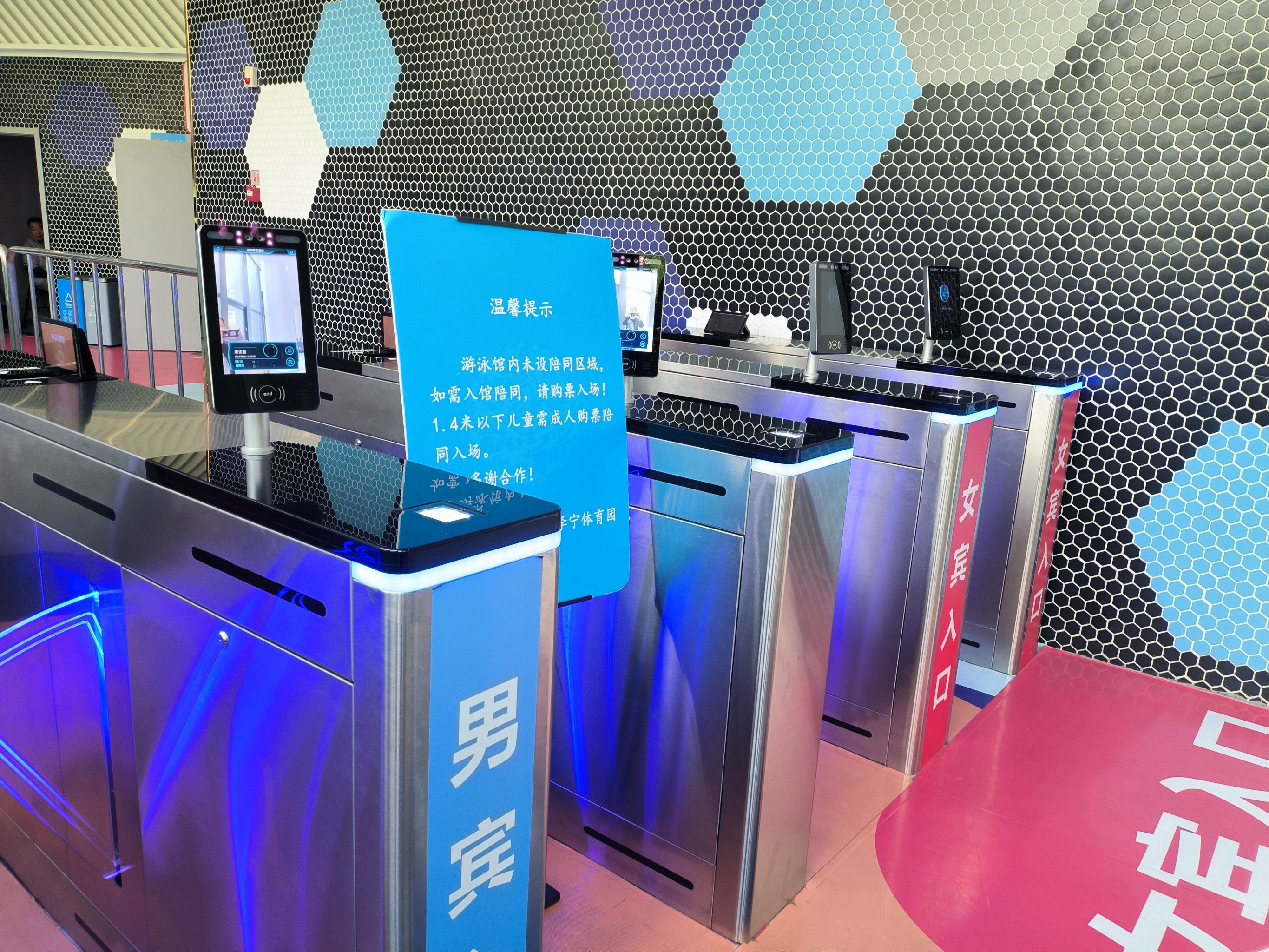 李宁体育园的游泳馆设施新,水质好