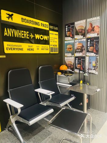 沪上飞行主题的汉堡店，颇有特色  店内的装修风格超级