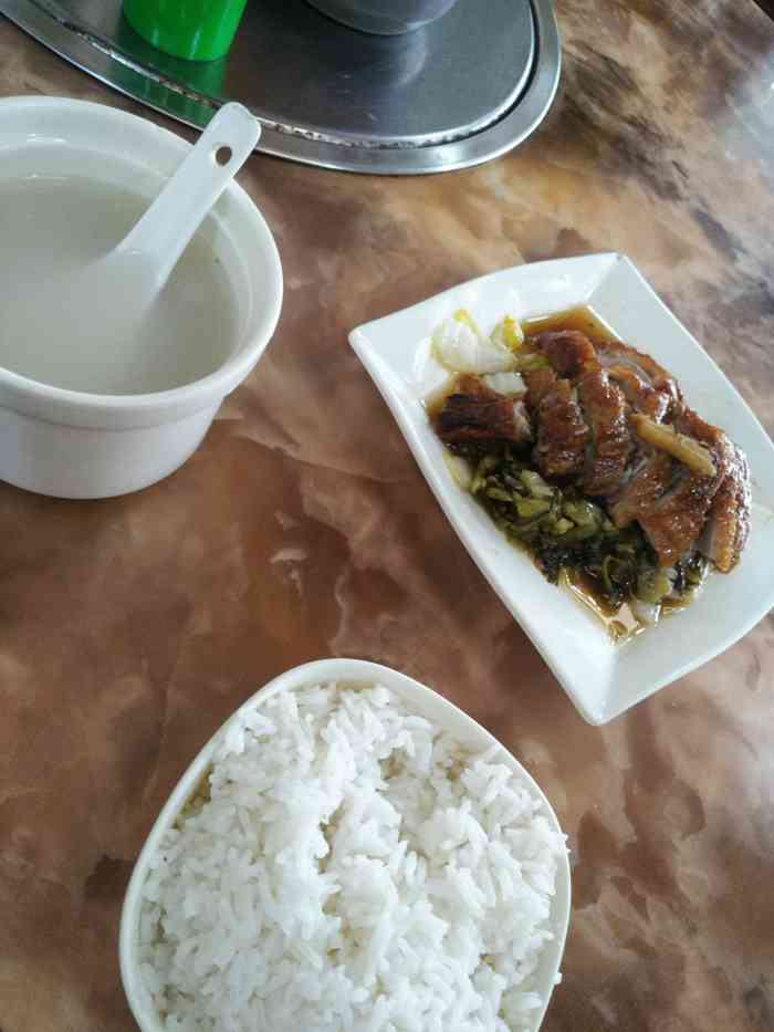 普宁原味汤粉王烧腊快餐-"路过一家潮汕快餐店,面积很小,本来想点烧.