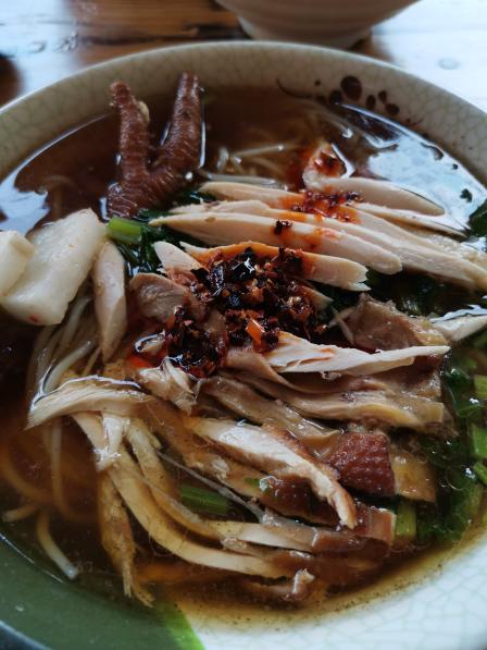 弥勒卤鸡米线-"冲着卤鸡腿去的,这家是第一次去,同事推荐.