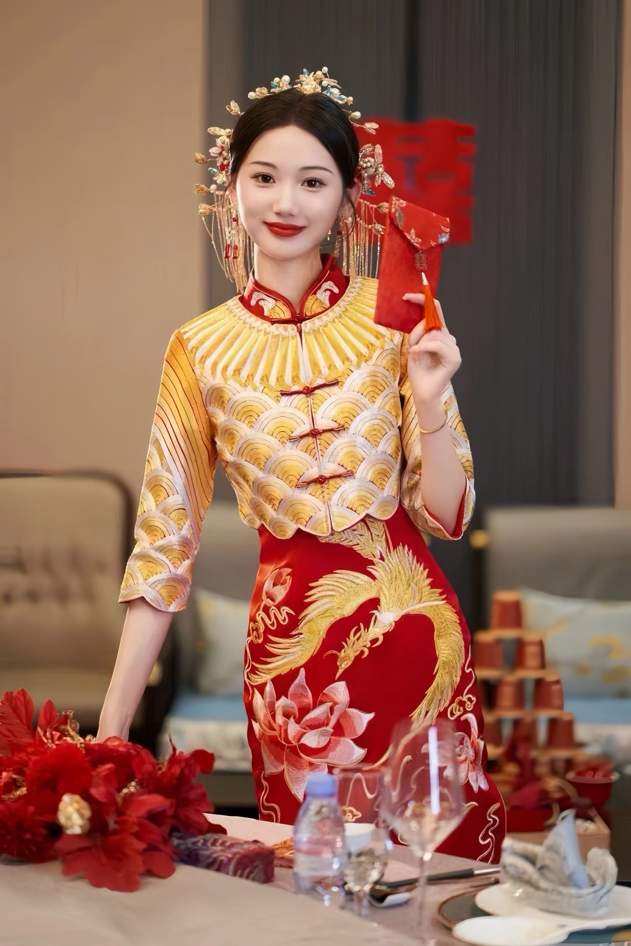 红色的的热烈
重工珠钉承载满满国风
[爱心]
简约的凤凰头饰
