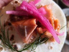 烟熏三文鱼配烤饺子皮和芥末籽酱-BOR Eatery(安福路店)