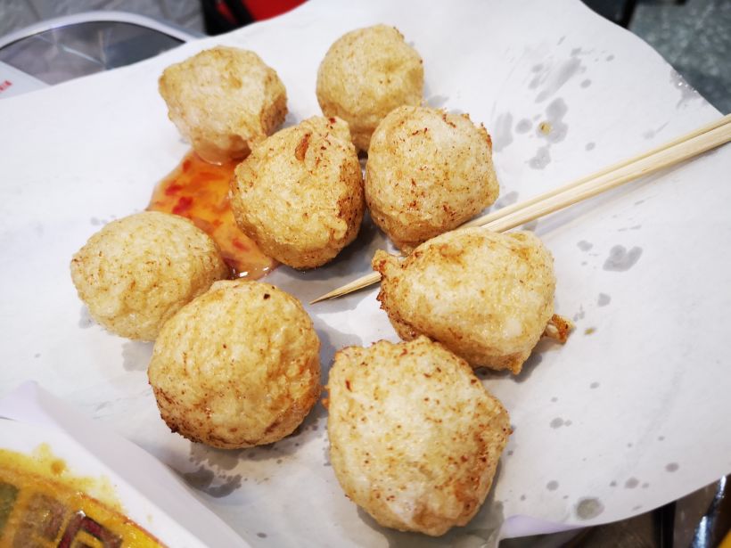 炸墨鱼丸,好香,里面有墨鱼粒粒,好吃