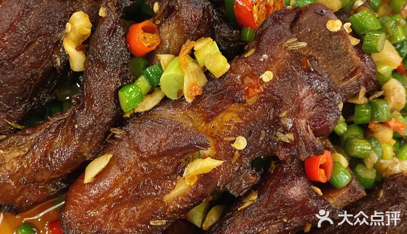 鲁哥饭店富兴店在繁华的商业mall复刻出当年三角花园文运街巷