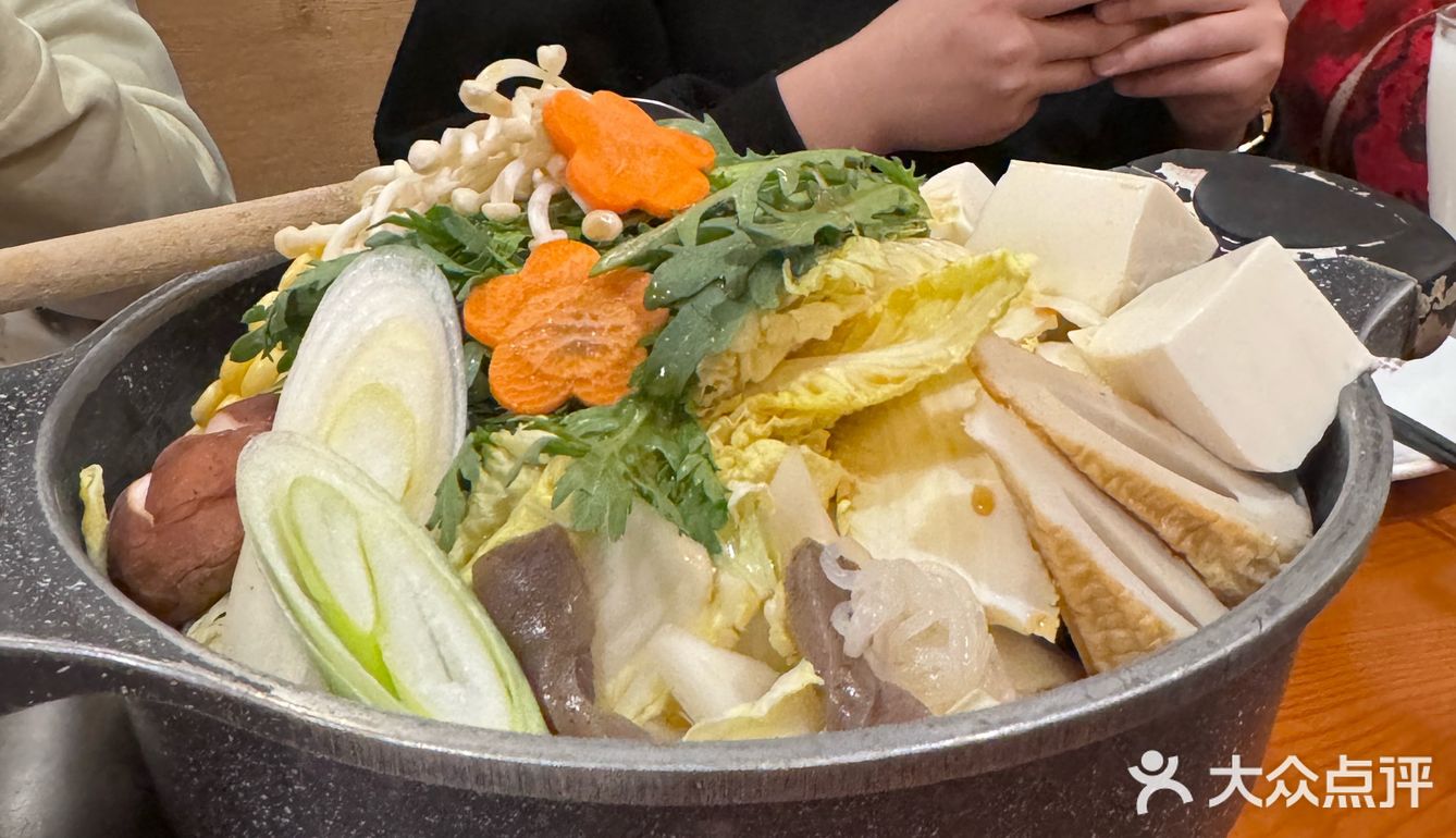 这家日料店真是小而精致，氛围温馨。食材新鲜