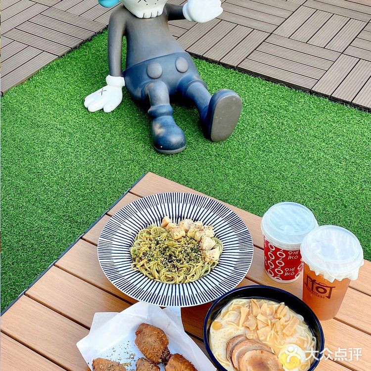 开在地铁口的一家玻璃房露营风的咖啡店