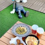 开在地铁口的一家玻璃房露营风的咖啡店