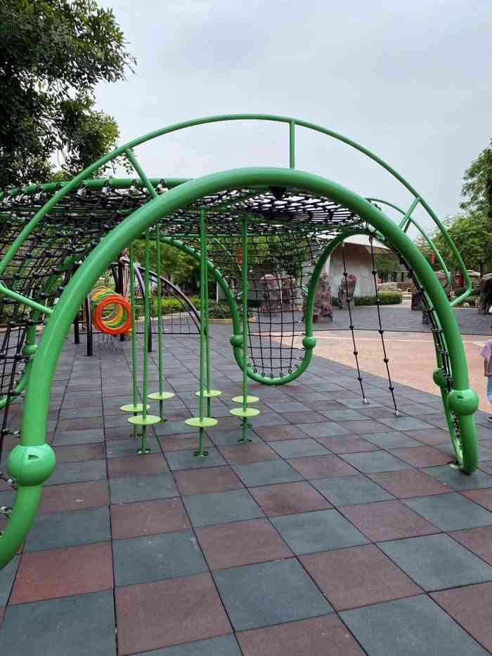 荔湾区儿童公园"公园设施很新,而且休息的地方很多,都有遮.