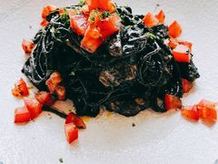 墨鱼面伴虾和卡拉布利亚肉肠番茄汁-FISH&POTATO Cō(地中海美食 万象城店)