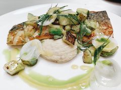 盐腌三文鱼配青豆泥土豆泥脆培根-Ocean's Table 欧舍