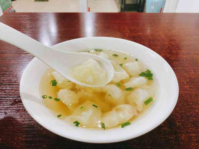 陆氏馄饨(烟雨长廊店)-"烟雨长廊下的馄饨店门脸很不起眼 味道很.