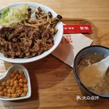 三个人点了一个照烧鸡腿儿童套餐，寿喜锅