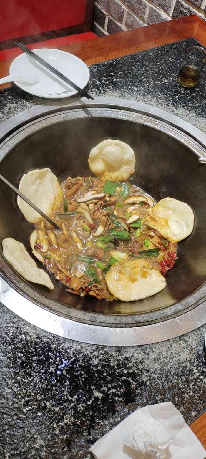 地锅鸡味道还是一如既往的好,玉米饼也是必点的