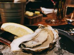 新鲜生蚝搭配柠檬和小洋葱-AZUL by FUEL蓝色·法式酒馆(琶醍店)