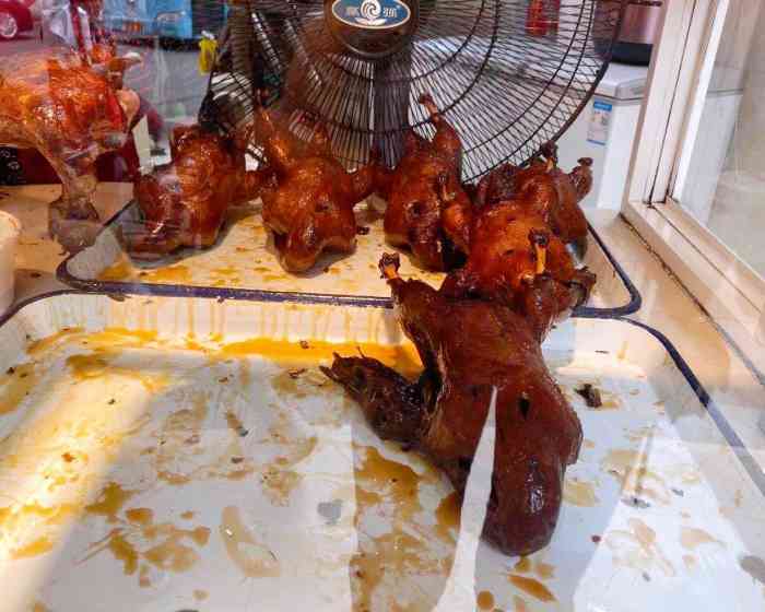 乐山赵鸭子确实名不虚传买了半只尝了一下味道巴适当然皮皮是最好吃的