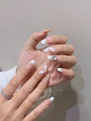 -花岐款式专研健康美甲沙龙