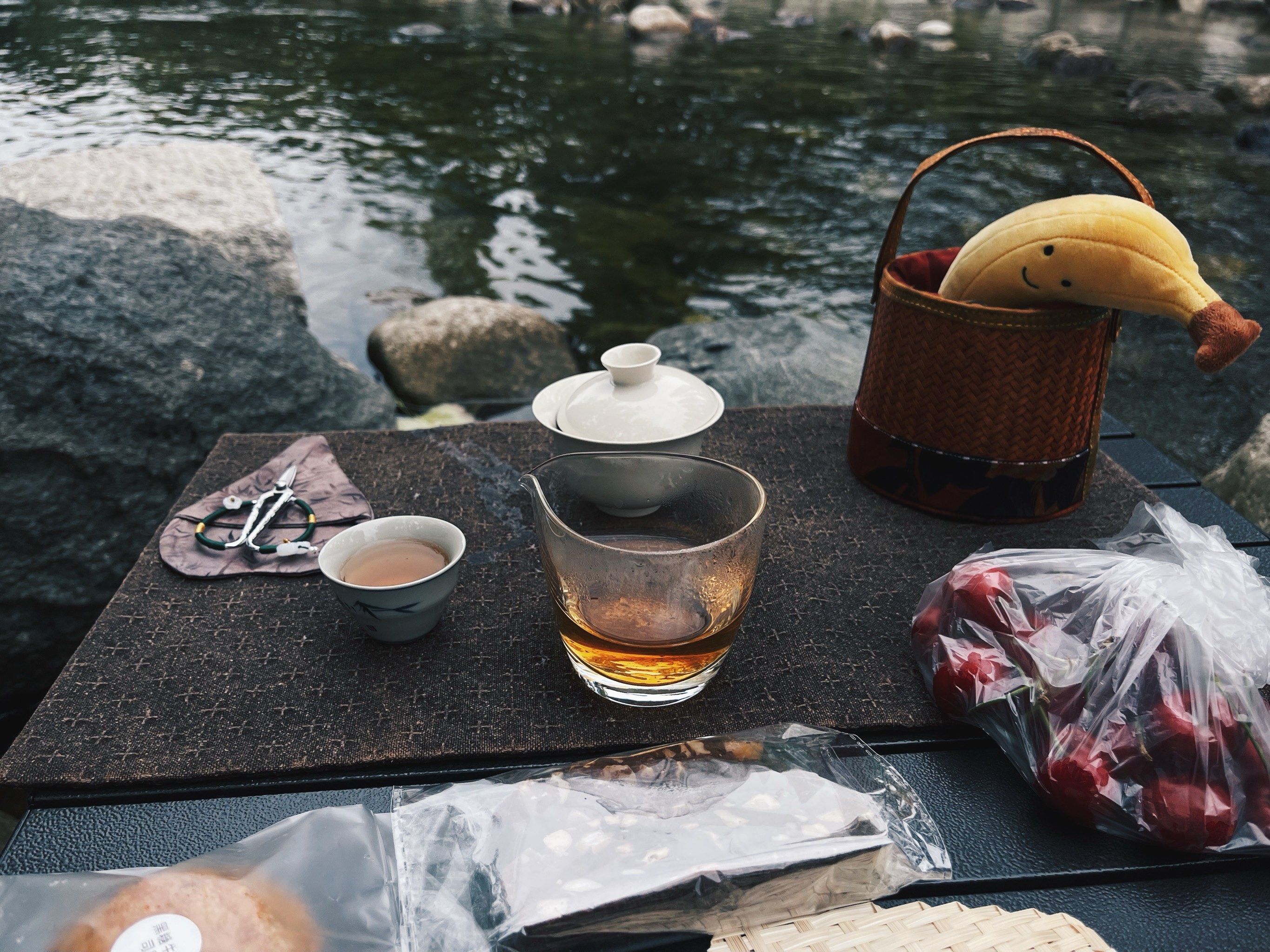 溪水边喝茶