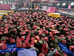 -嘿哟动霸CHUA·新潮玩运动娱乐中心·蹦床滑冰团建乐园