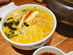 金汤酥肉酸辣米线-云海肴·汽锅鸡·云南菜(美罗城店)