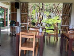 -Chom Cafe and Restaurant