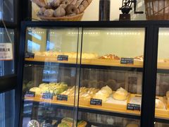 面包甜点陈列柜-啊噗吐呦现场烘焙(麦凯乐店)