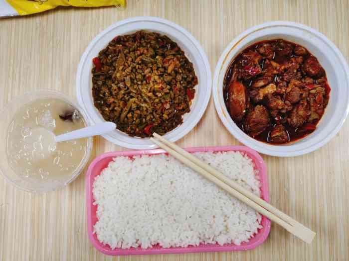 汤小鲜和范小满(南山店)-"很温馨的一家快餐店 很有爱呢 圣诞的时候.