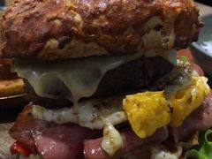 双蛋指椒牛肉汉堡-魏斯理汉堡(西安沣东吾悦店)