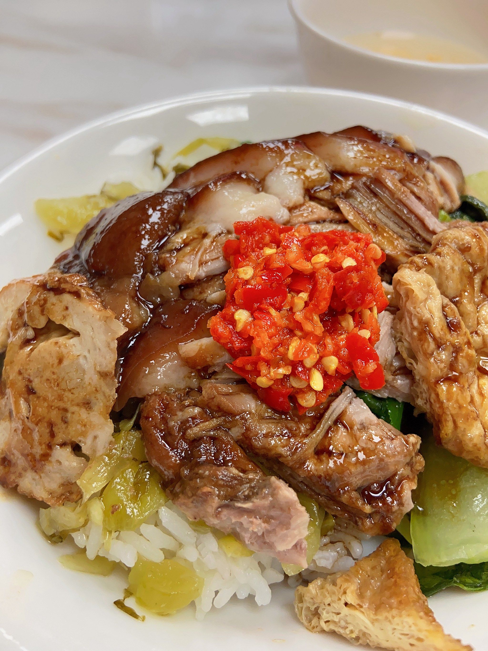 这个猪脚饭好吃!特别是辣椒酱