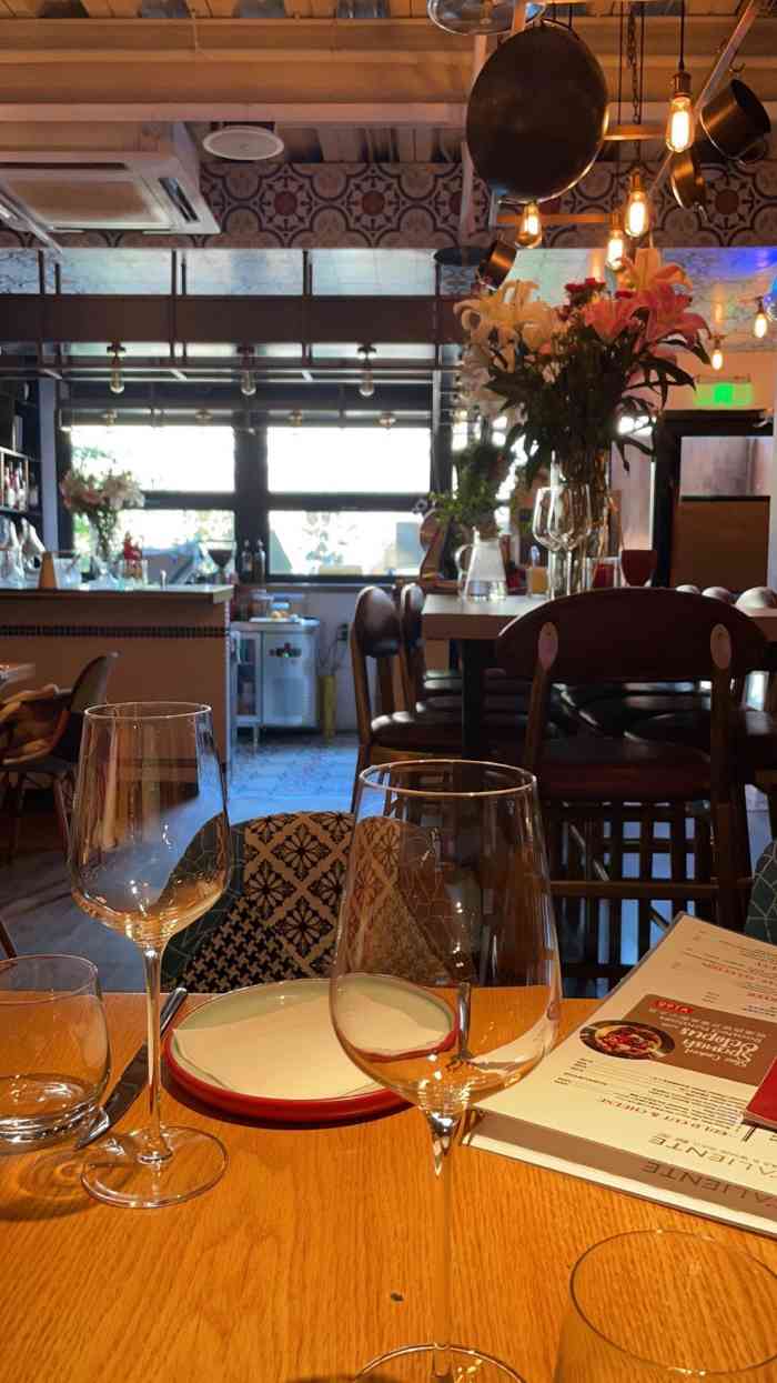 caliente 腻歪-"意外之喜的小餐厅 位置在草场,应该刚开.