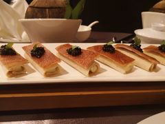 鱼子酱配脆皮烤乳猪-广州文华东方酒店·江-由辉师傅主理